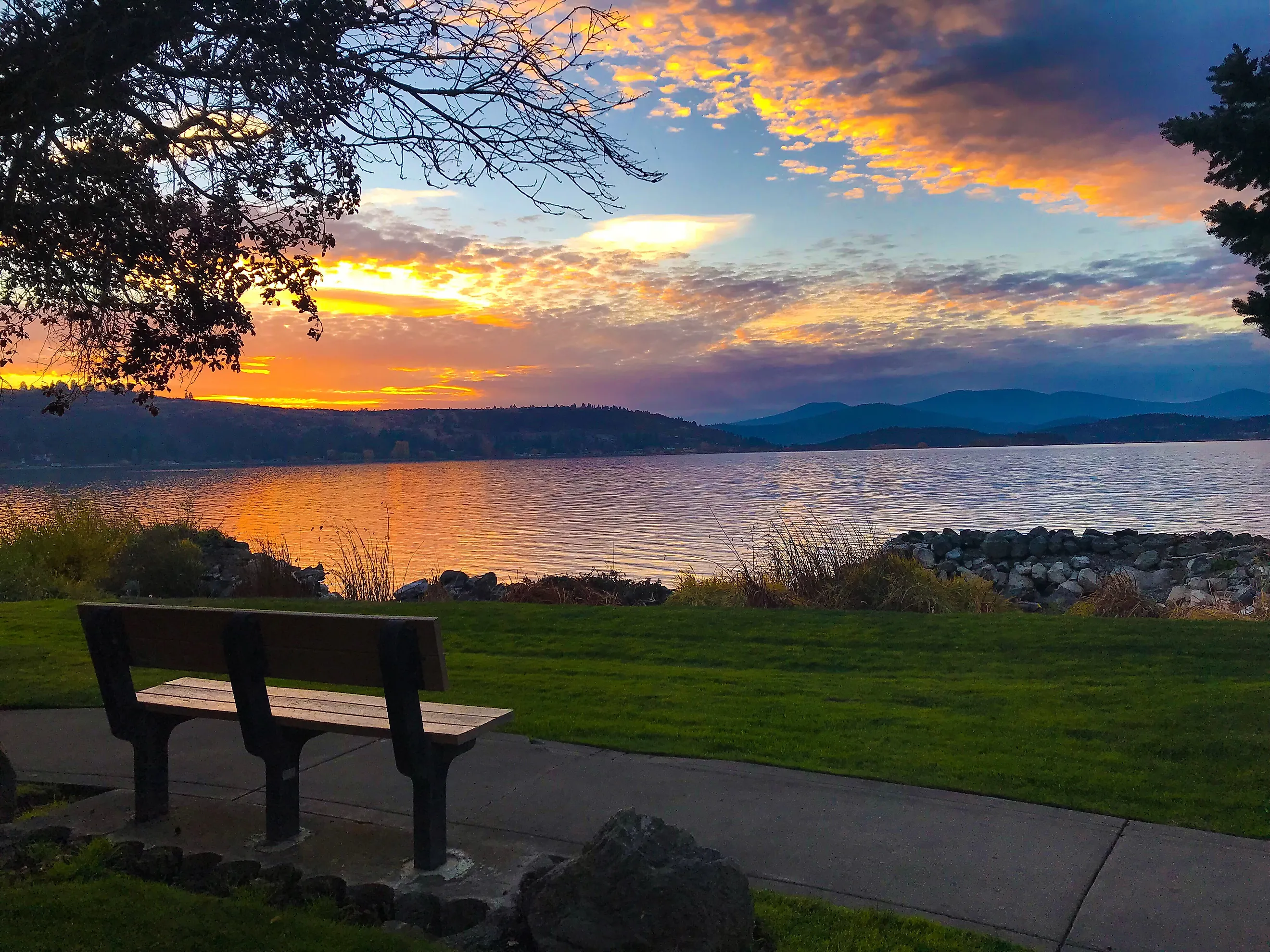 Evening by the lake, Klamath Falls, Oregon, USA. Editorial credit: KelsWhite / Shutterstock.com
