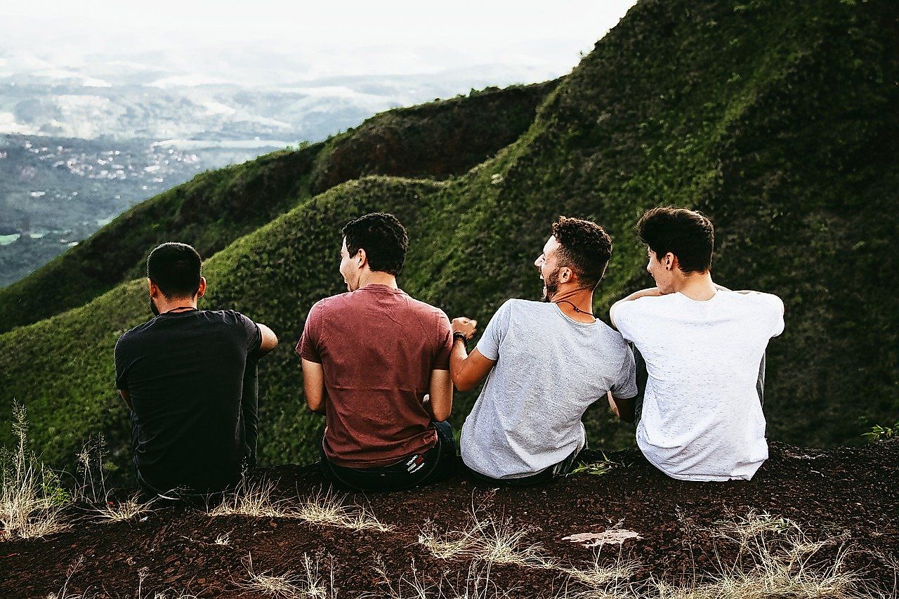 Traveling with friends has many advantages. Image credit: StockSnap from Pixabay