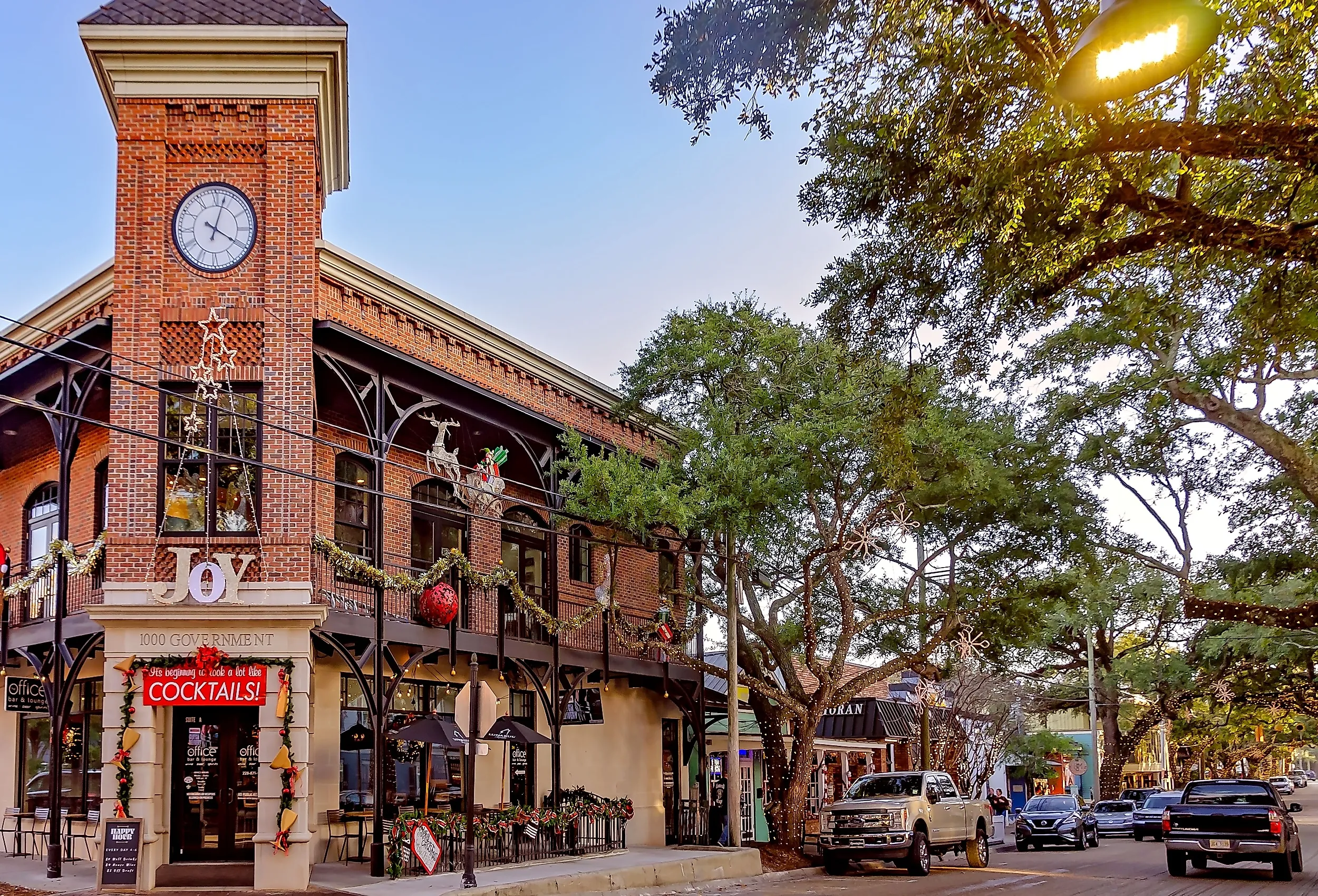 The Office Bar and Lounge is decorated for Christmas at the intersection of Government Street and Washington Avenue in Ocean Springs, Mississippi. Image credit: Carmen K. Sisson via Shutterstock.