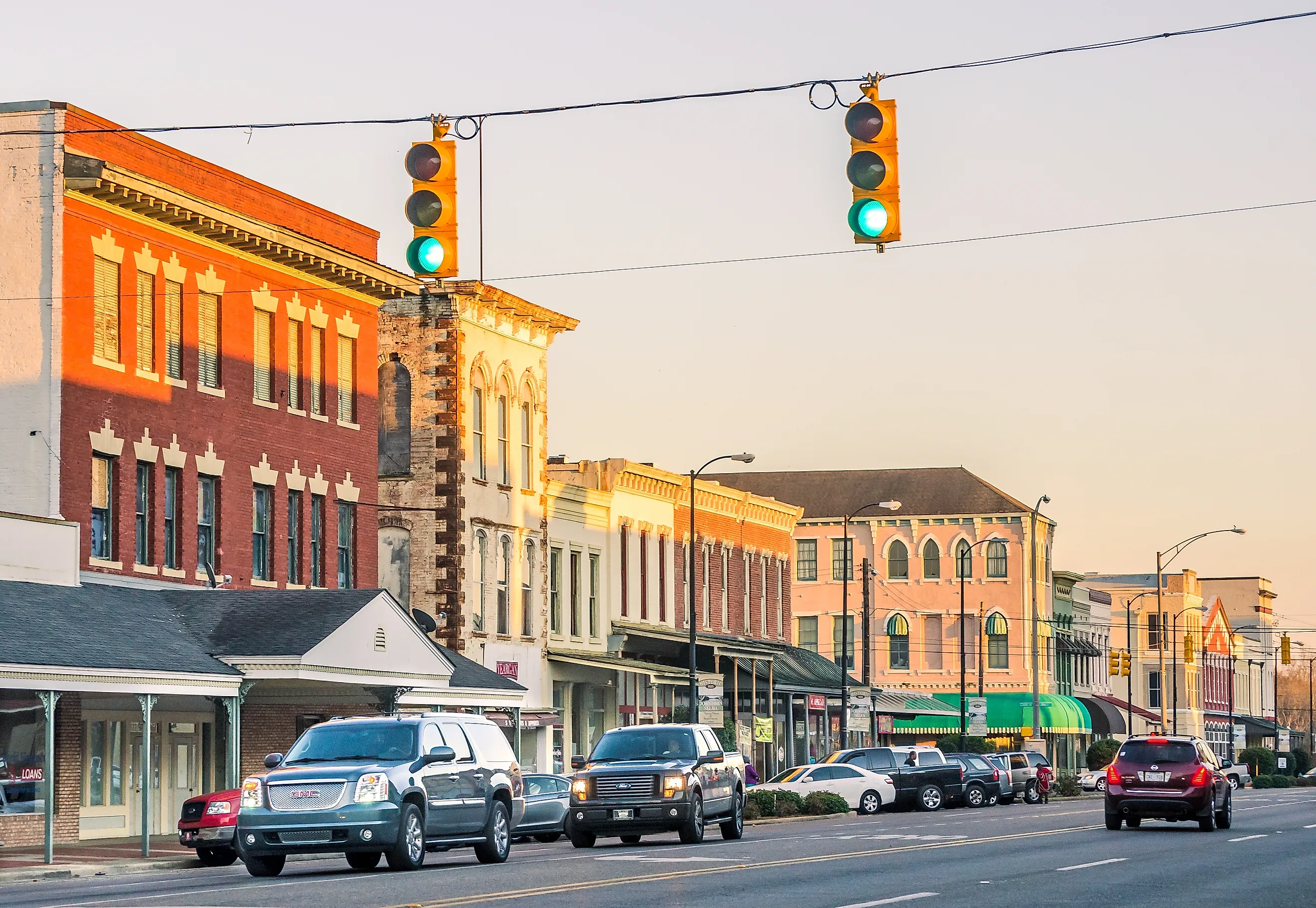 Cars driving down Broad Street at sunset in downtown Selma, Alabama. Image Credit: Carmen K. Sisson / Shutterstock