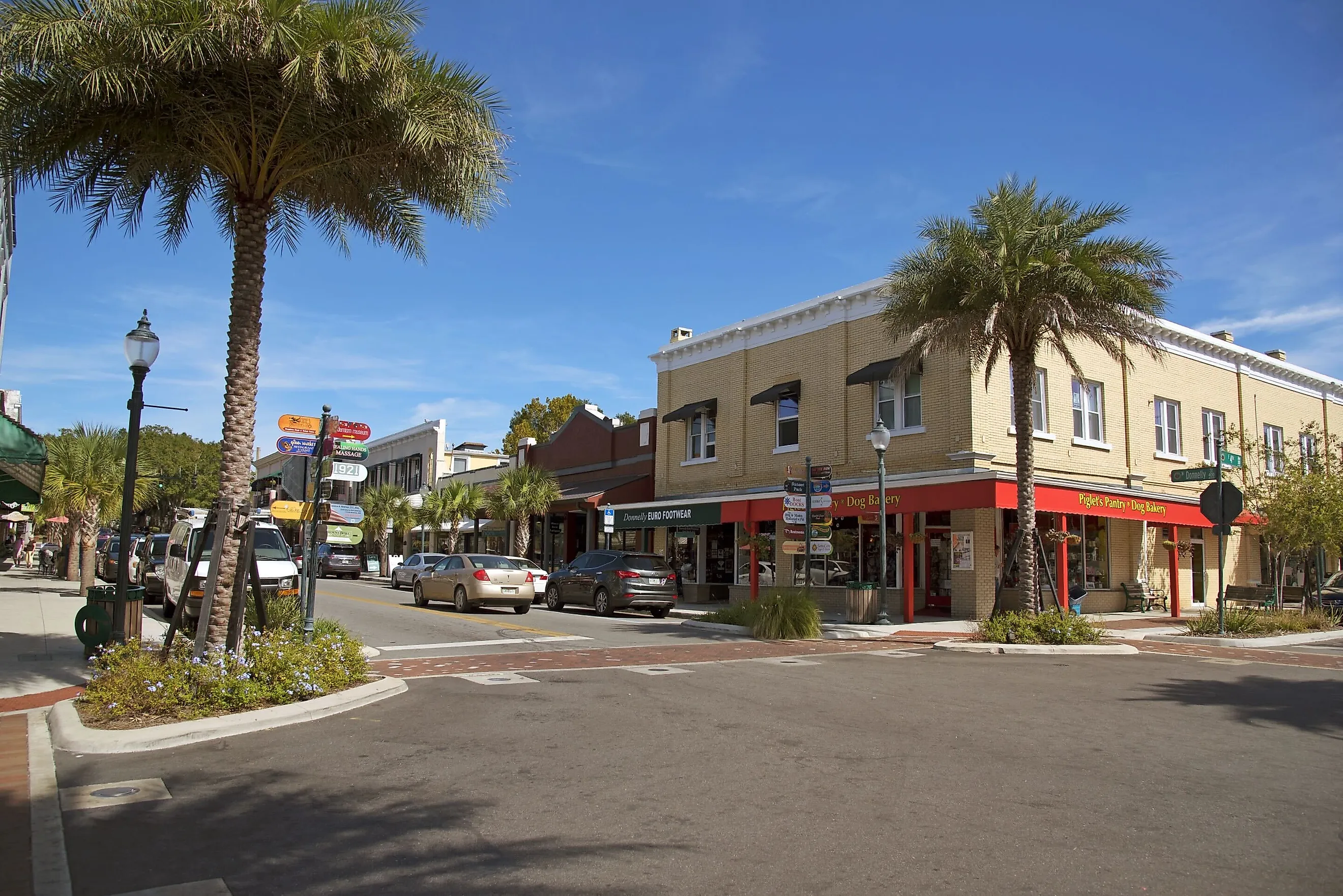 Main street junction and shops in Mount Dora, Florida, via Peter Titmuss / Shutterstock.com