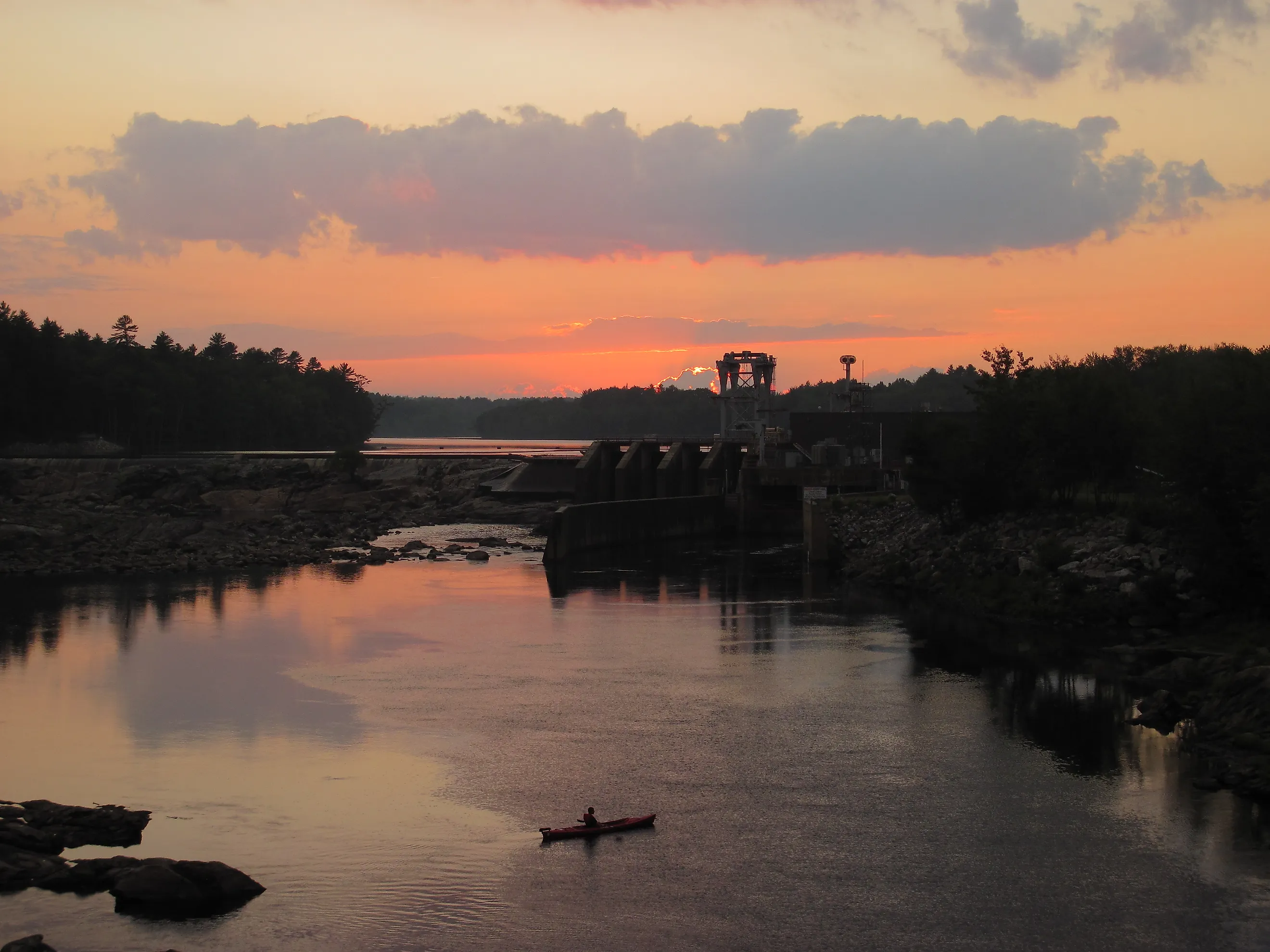 Lisbon Falls, Maine (Russell Lovrin, CC BY 3.0 <https://creativecommons.org/licenses/by/3.0>, via Wikimedia Commons: https://commons.wikimedia.org/wiki/File:Lisbon_Falls,_Maine_-_panoramio_(1).jpg)