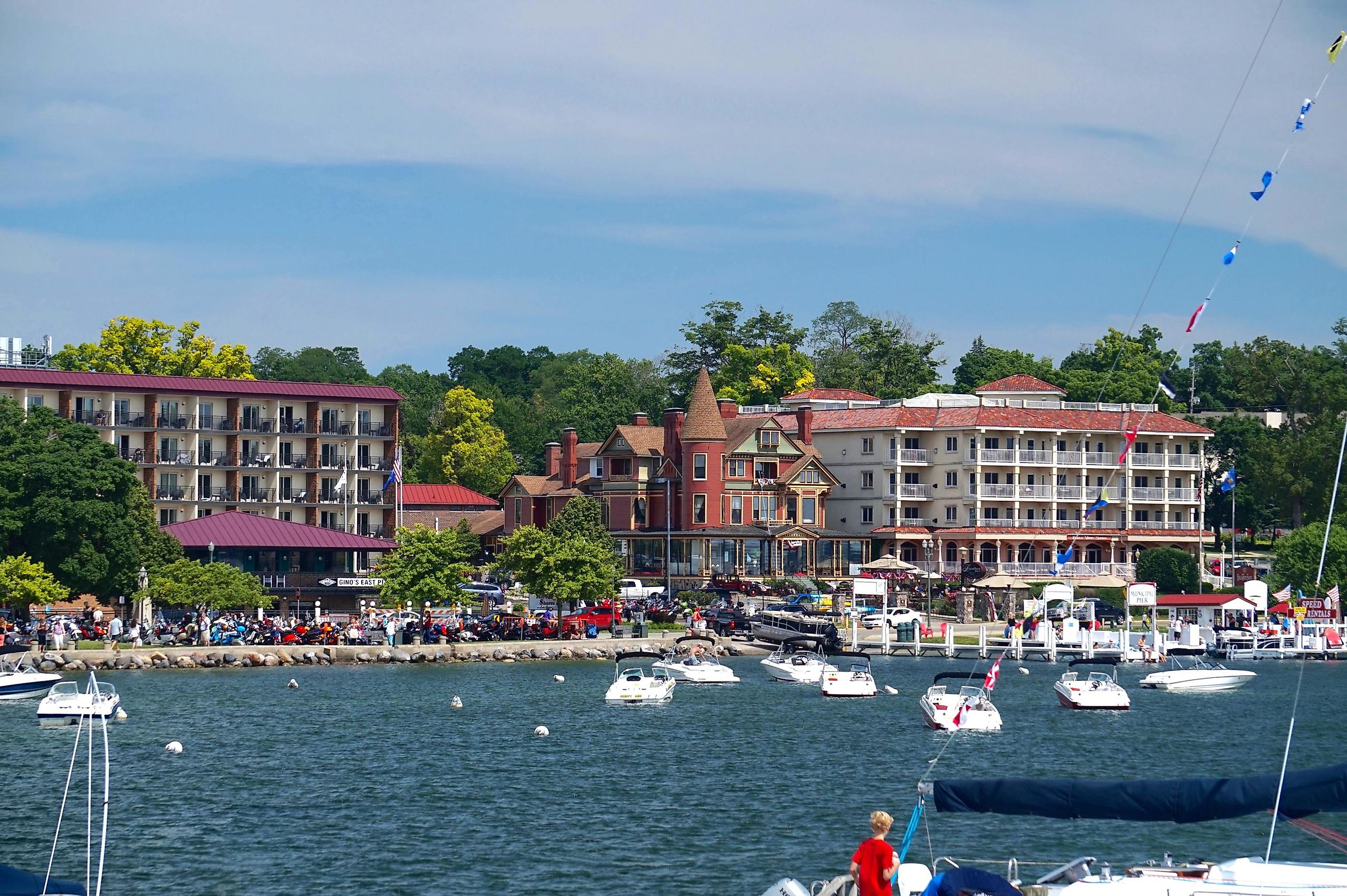 Lakefront hotels in Lake Geneva, Wisconsin. Editorial credit: lito_lakwatsero / Shutterstock.com
