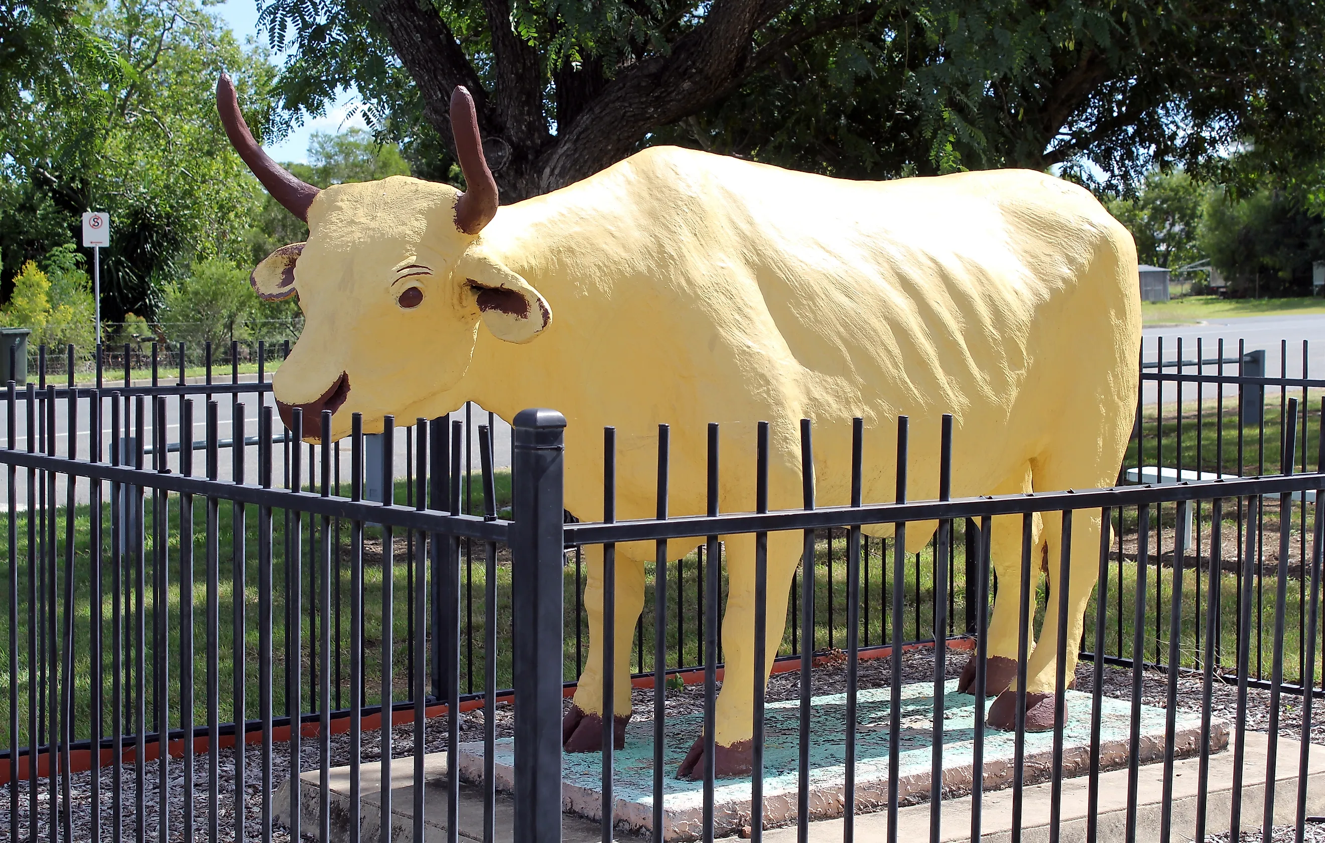 Statue of Banana, a famous bullock cow, who gave his name to the town. Image credit: Tammy27 / Shutterstock.com.