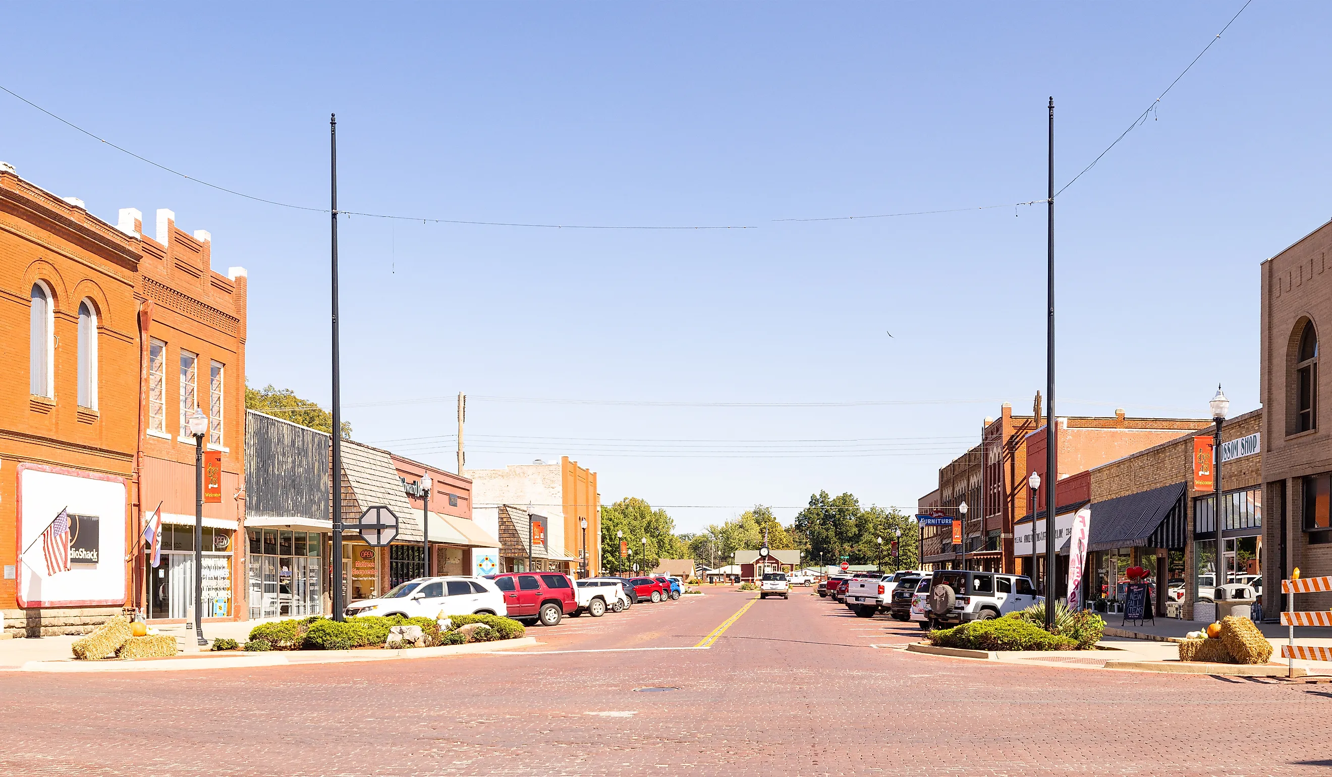 The old business district on Paul Avenue, Pauls Valley, Oklahoma. Image credit Roberto Galan via Shutterstock.