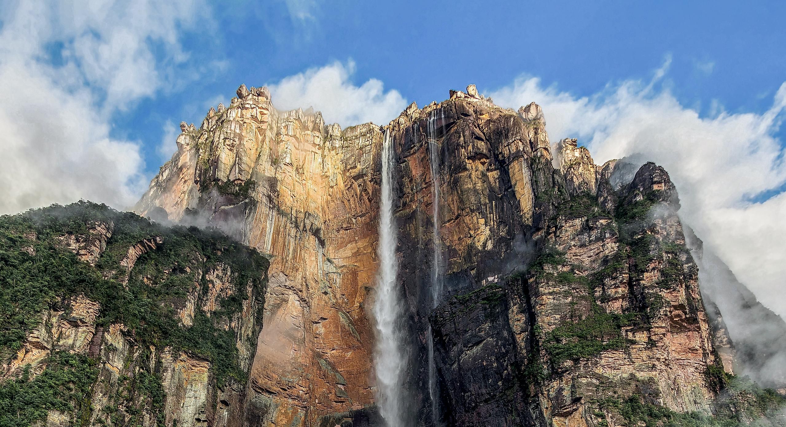 The Angel Falls (Salto Angel), the world's highest waterfall (978 m) - Venezuela, Latin America.