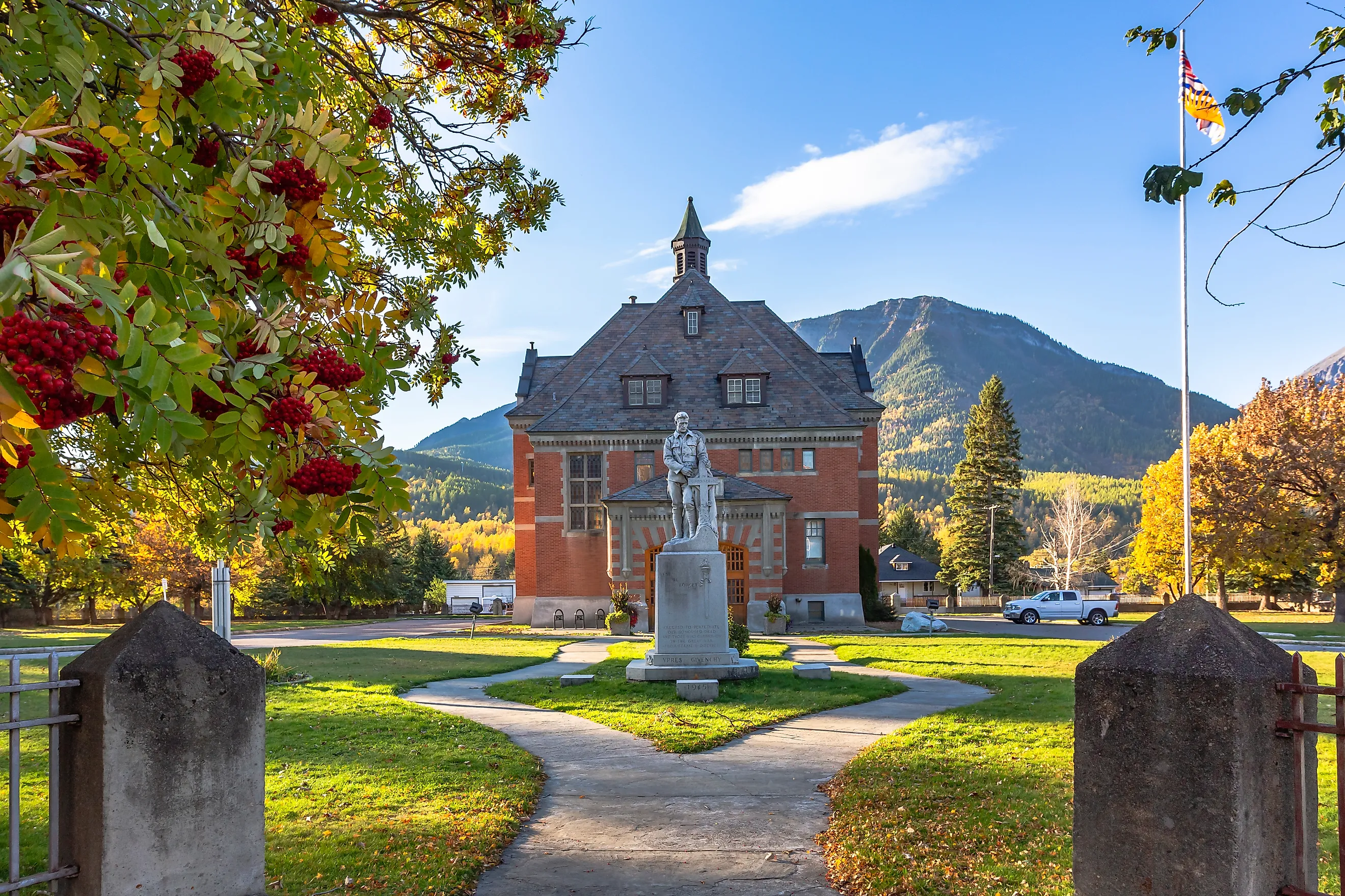 Fernie Court House and the memorial statue. 