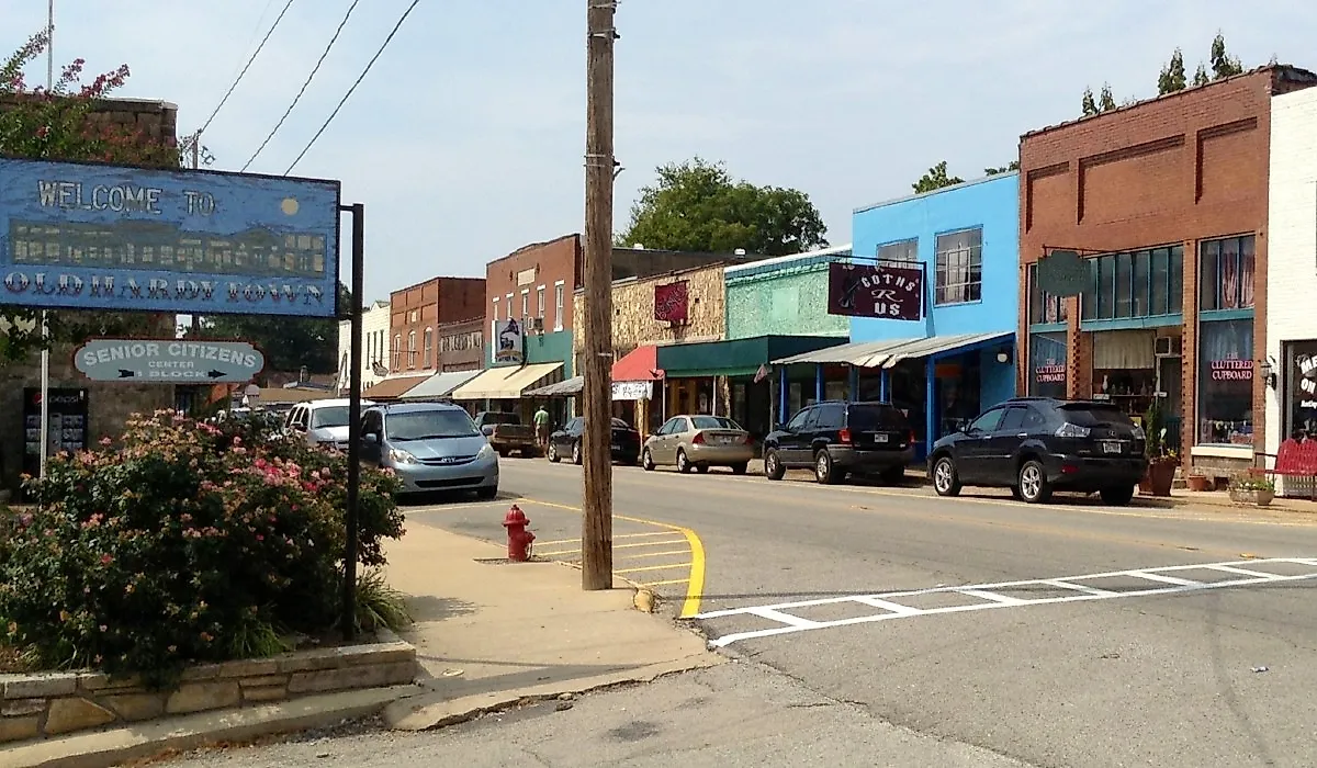 Main Street in Hardy, Arkansas. Image credit: Skullrik via Wikimedia Commons.