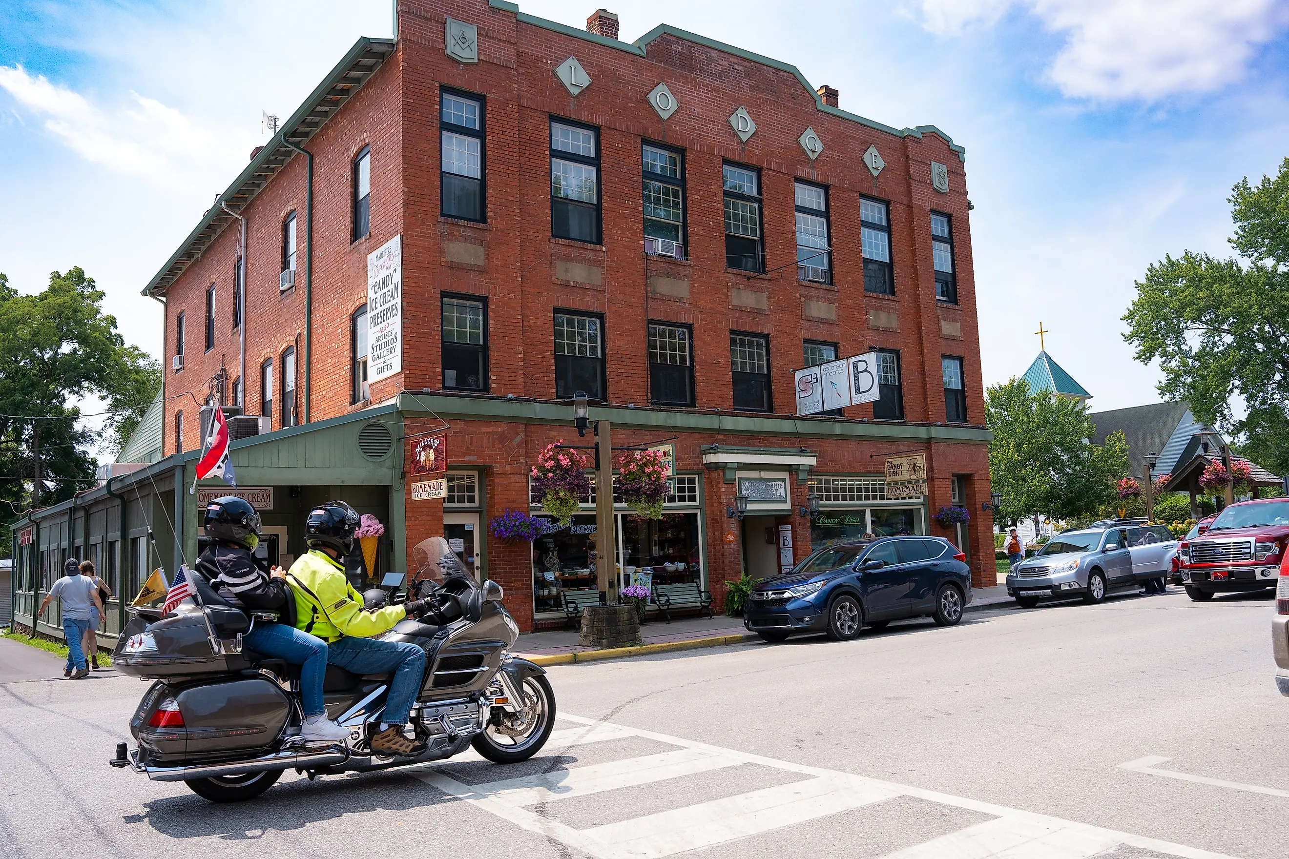 Downtown street in Nashville, Indiana. Image credit Little Vignettes Photo via Shutterstock