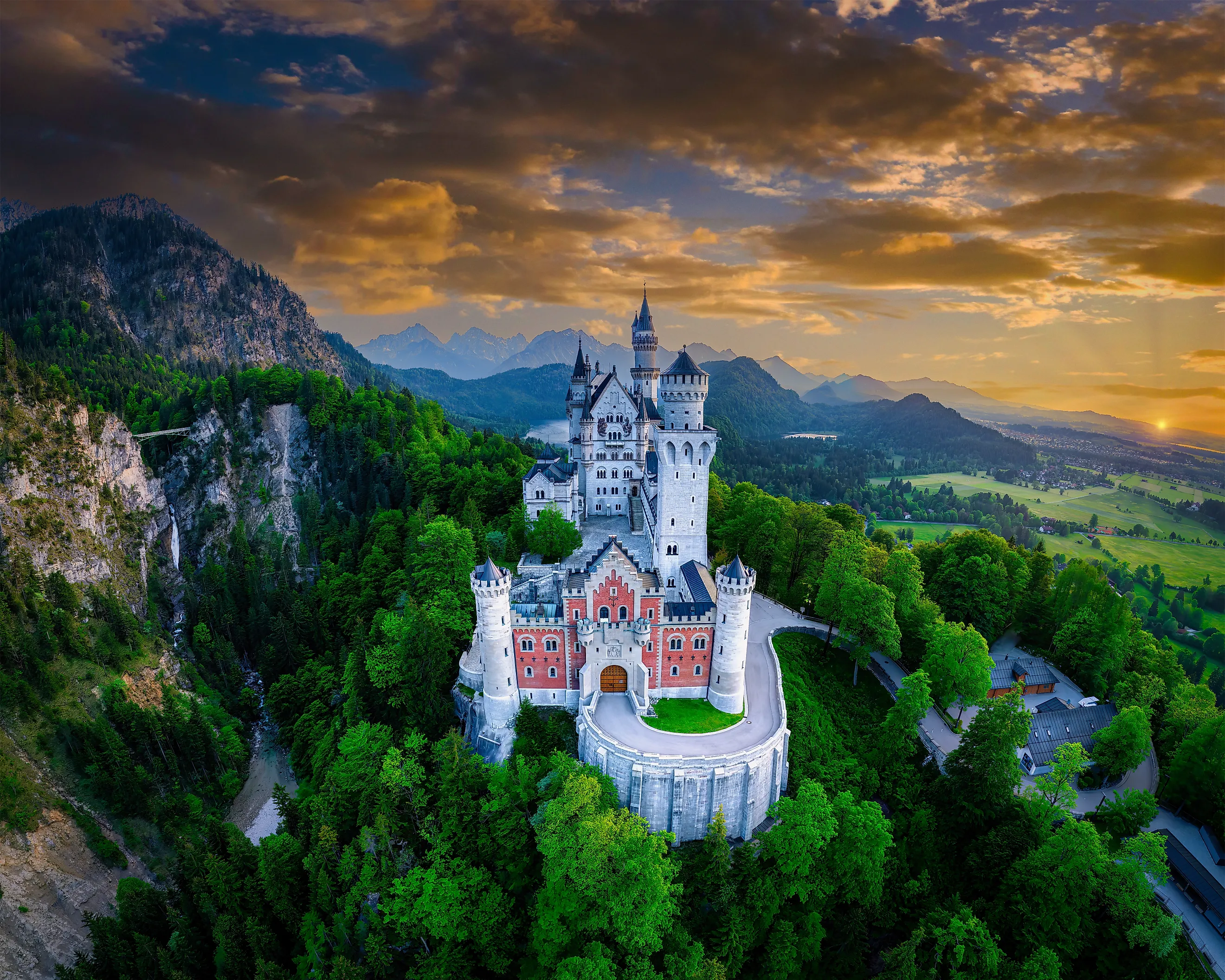 Neuschwanstein Castle in front of the mountain landscape near Füssen in the Allgäu. 