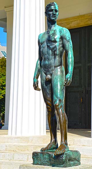 tall statue vienna
