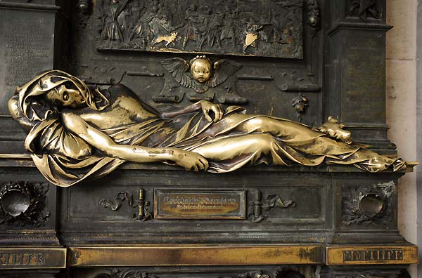 golden statue brussels