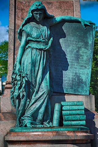 helsinki statue