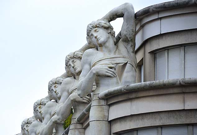 statues in paris