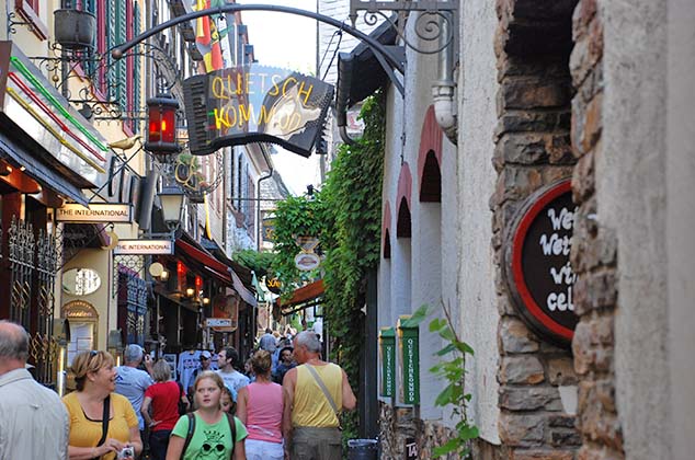 narrow street rudesheim germany