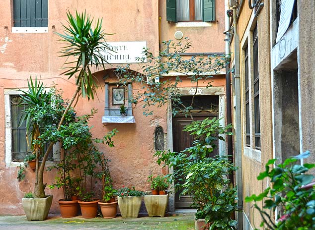 a quiet corner venice