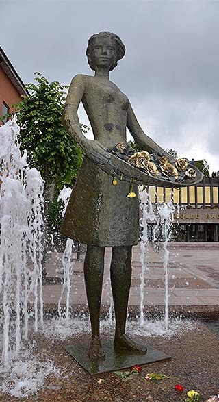 rose statue molde norway