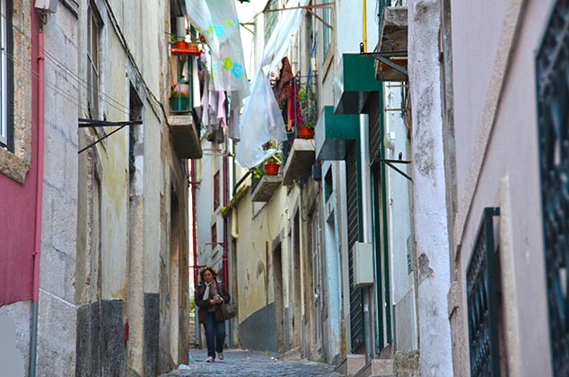 narrow street lisbon