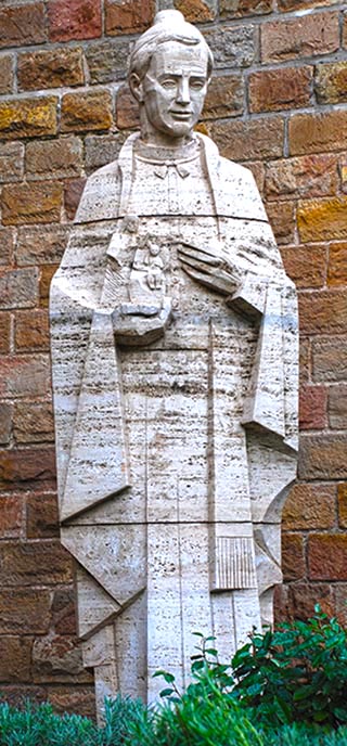 gaudi statue