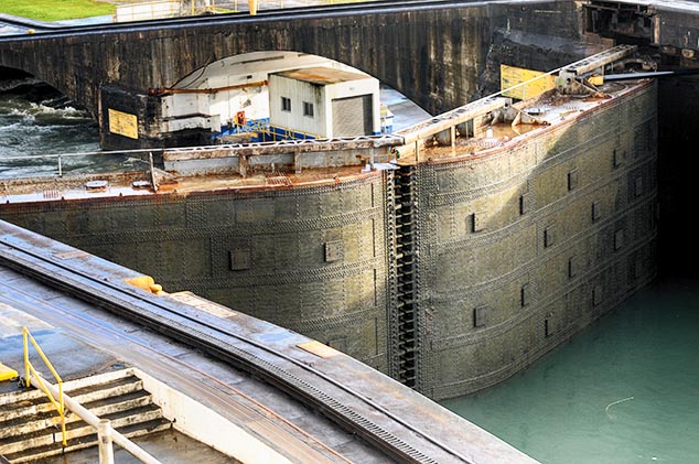 panama canal lock