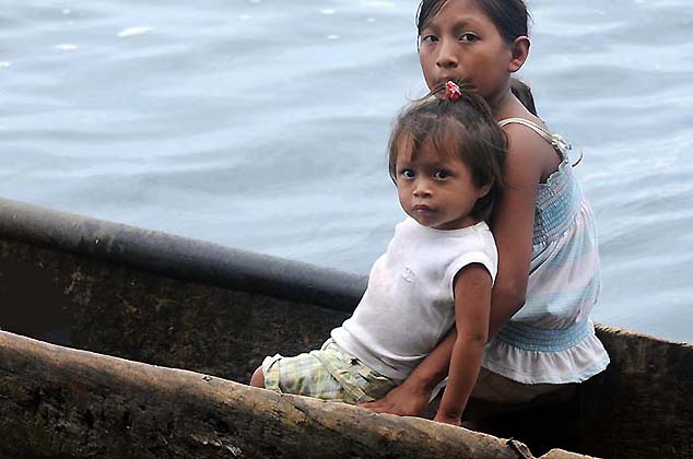 girls in boat san blas island