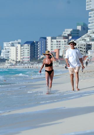 beach couple cancun