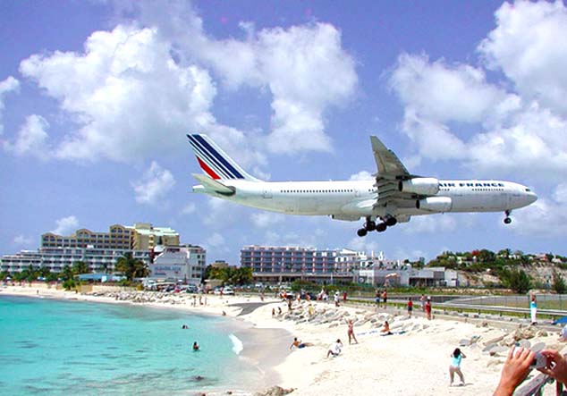 airplane landing sint maarten