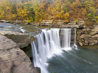 Cumberland Falls State Park near Corbin, Kentucky, USA