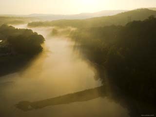 USA, Missouri, Ozarks Near Branson, Lake Taneycomo Below Table Rock Dam